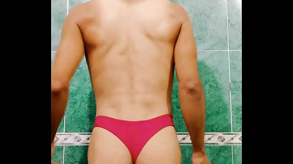 Gay Darío culon en tanga