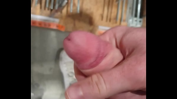 Public Cumshot im Baumarkt