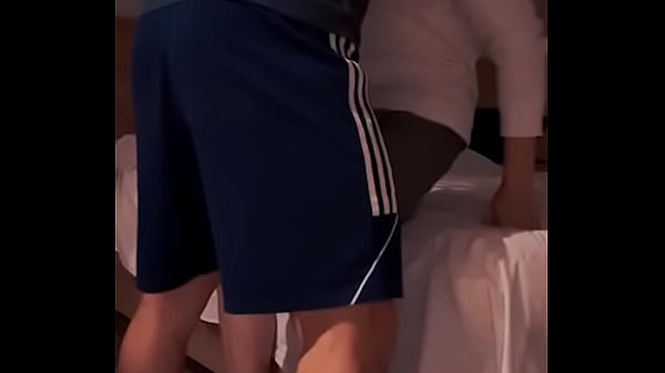 Cuñado bisexual curioso prueba mi culo gay por primera vez luego de unos tragos en el bar