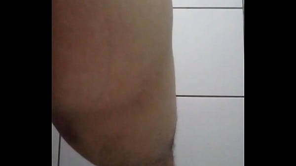 Meu primeiro vídeo, rebolando meu bundão só de calcinha.