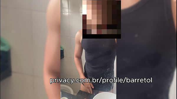 novinho gostoso gozou 1 litro de porra